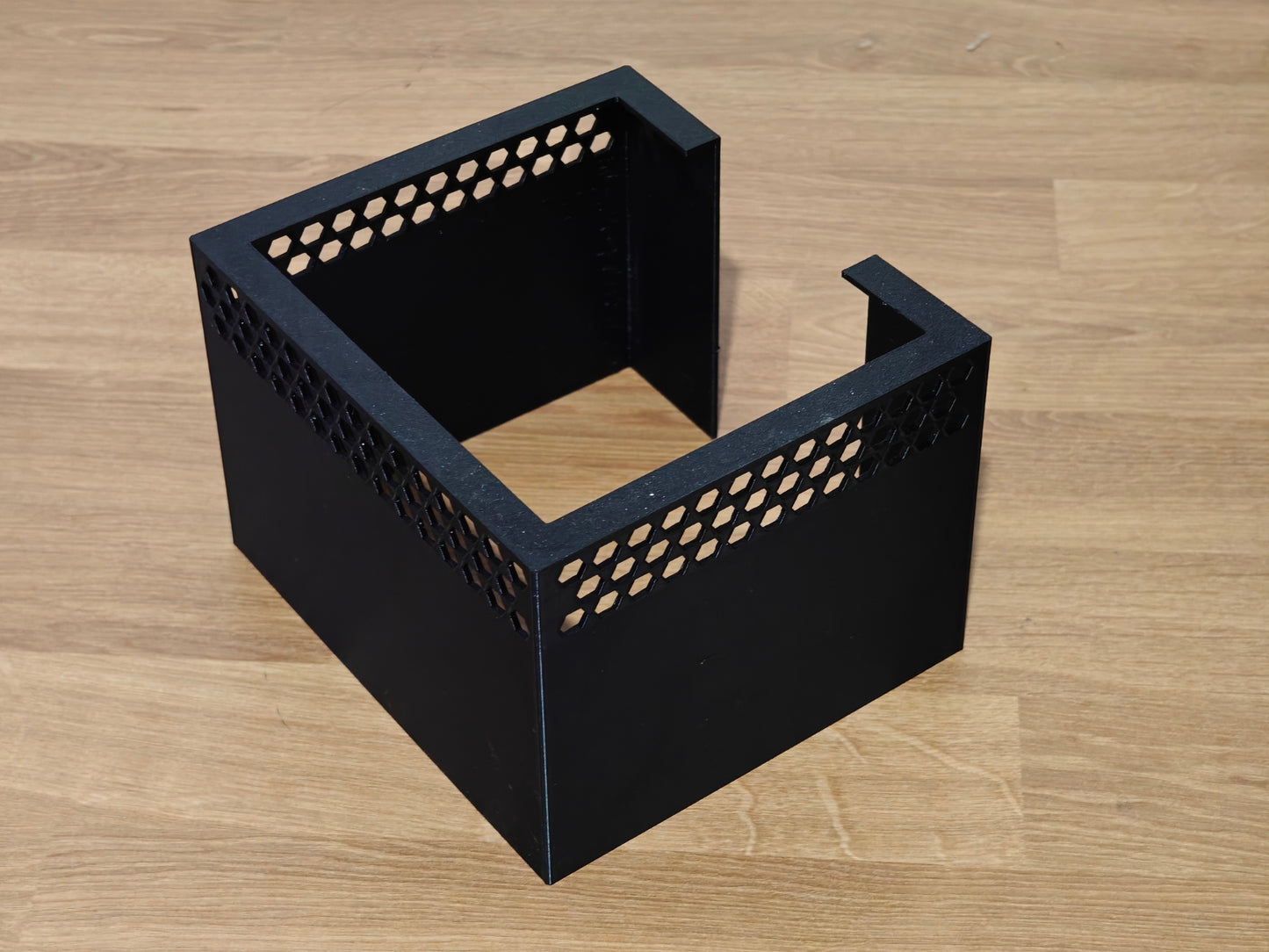 Diffuser shade for Red Sea ReefLED 90 aquarium light – custom accessory to enhance light distribution and coral growth.